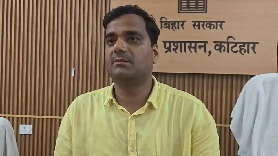 जिला पदाधिकारी कटिहार आशुतोष द्विवेदी ने प्रेस कांफ्रेंस के जरिए जिले में बाढ़ से उत्पन्न स्थिति एवं चलाए जा रहे हैं राहत कार्यों के बारे में विस्तार से प्रेस- कॉन्फ्रेंस में मीडिय कर्मी गण को जानकारी दी।*
कटिहार,10 सितंबर 2026 गुरुवार।
विगत दिनों से कटिहार जिला अंतर्गत गंगा, कोसी, बरांडी एवं कारीकोसी नदियों के जल स्तर में वृद्धि के फलस्वरूप विभिन्न क्षेत्रों में बाढ़ की स्थिति उत्पन्न हुई है। वर्तमान में कुर्सेला, बरारी, अमदाबाद, मनिहारी, मनसाही तथा समेली अंचलों के अन्तर्गत कुल 53 ग्राम पंचायत के 455 गाँव एवं 03 नगर पंचायत के 33 वार्डों के कुल-7,18,627 आबादी के बाढ़ प्रभावित होने की सूचना अबतक प्राप्त हुई है। बाढ़ की स्थिति को देखते हुए जिला प्रशासन, कटिहार के द्वारा प्रभावित क्षेत्रों में राहत एवं बचाव कार्यों के साथ-साथ आवागमन, भोजन, स्वास्थ्य, पशु चिकित्सा, पेयजल एवं अन्य आवश्यक सुविधाओं की उपलब्धता सुनिश्चित कराया जा रहा है। प्रमुख बाढ़ राहत एवं बचाव व्यवस्थाएँ निम्नांकित है:-
*संचालित कराये जा रहे नावों की व्यवस्थाः-*
बाढ़ प्रभावित क्षेत्रों में आवागमन एवं आवश्यक सामग्रियों की आवाजाही हेतु कुल 125 नावों का परिचालन किया जा रहा है। अंचलवार संचालित नावों की संख्या निम्नांकित है :-
बरारी में 33 नाव,
कुर्सेला में 24 नाव,
कोढ़ा में 03 नाव,
मनिहारी में 34 नाव,
मनसाही में 04 नाव,
अमदाबाद में 16 नाव,
प्राणपुर में 09 नाव,
फलका में 02 नाव।
*सामुदायिक रसोई केन्द्र के माध्यम से भोजन की व्यवस्था* -
बाढ़ से प्रभावित क्षेत्रों के विस्थापितों एवं जलमग्न घरों में रह रहे परिवारों के लिए अबतक बरारी अंचल अन्तर्गत 70 रसोई केन्द्र में 223403, कुर्सेला अंचल अन्तर्गत 60 रसोई केन्द्र में 92680, मनिहारी अंचल अन्तर्गत 88 रसोई केन्द्र में 170231, अमदाबाद अंचल अन्तर्गत 80 रसोई केन्द्र में 270155 तथा मनसाही अंचल अन्तर्गत 06 रसोई केन्द्र में 7901, कुल 304 सामुदायिक रसोई केन्द्रों के माध्यम से 764370 बाढ़ प्रभावित व्यक्तियों को भोजन कराया गया है।
इसके अतिरिक्त बाढ़ से प्रभावित नये क्षेत्रों के प्रभावित / विस्थापित परिवारों के लिए आज से कुर्सेला में 8, मनिहारी में 11, अमदाबाद में 12 तथा समेली में 18, कुल 49 नये अतिरिक्त सामुदायिक रसोई केन्द्रों का प्रारम्भ किया जा रहा है।
*संचालित मानव चिकित्सा शिविर-*
बाढ़ से प्रभावित हुए क्षेत्रों के प्रभावित व्यक्तियों को स्वास्थ्य सुविधाएँ पहुँचाने के निमित्त अबतक बरारी अन्तर्गत 32, अमदाबाद अन्तर्गत 22, कुर्सेला अन्तर्गत 26, मनिहारी अन्तर्गत 31, समेली अन्तर्गत 02 कुल संचालित 113 स्वास्थ्य शिविरों के माध्यम से अबतक लगभग 8678 व्यक्तियों का ईलाज किया जा चुका है। साथ ही कुल 50 किग्रा० ब्लीचिंग पाउडर का छिड़काव एवं कुल 3084 हैलोजेन टैबलेट का वितरण किया गया है। इसके अलावे आज बरारी में 01, कुर्सेला में 01, मनिहारी में 01 तथा अमदाबाद में 01, कुल 04 बोट एम्बुलेन्स संचालित है।
*पशु चिकित्सा शिविर एवं पशुचारा की व्यवस्था* -
बाढ़ प्रभावित पशुओं के उपचार हेतु बरारी अन्तर्गत मोहनाचाँदपुर एवं उत्तरी भंडारतल कुर्सेला अन्तर्गत कमलाकान्ही, मनिहारी अन्तर्गत बघार तथा अमदाबाद अन्तर्गत जियामारी बांध बेलगच्छी कुल 05 पशु चिकित्सा शिविर संचालित कर पशु चिकित्सा की व्यवस्था की गई है। मनसाही अन्तर्गत मोबाईल भेटनरी यूनिट द्वारा 18 पशुओं का ईलाज किया गया है। इन शिविरों के माध्यम से अबतक कुल 1851 पशुओं का इलाज किया गया।
इसके आलावे वैसे सभी स्थल जहाँ लोग बाढ़ से विस्थापित होकर अपने मवेशी के साथ आ गए है ऐसे स्थानों पर यथा बरारी अन्तर्गत 58.40 क्वींटल, कुर्सेला अन्तर्गत 102.00 क्वींटल, मनिहारी अन्तर्गत 52.90 क्वींटल तथा अमदाबाद अन्तर्गत 28.30 क्वींटल अबतक कुल 241.60 क्वींटल (गेंहूँ का भूसा) वितरण किया जा चुका है।
*पॉलीथीन शीट्स वितरित -*
बाढ़ से प्रभावित एवं विस्थापित परिवारों के बीच आवश्यकतानुसार पॉलीथीन शीट्स का वितरण कार्य लगातार जारी है। अंचलवार आँकड़ा इस प्रकार बरारी अन्तर्गत 5800, कुर्सेला अन्तर्गत में 4360, मनिहारी अन्तर्गत 6950, अमदाबाद अन्तर्गत 7000 एवं मनसाही अन्तर्गत 1755, अबतक कुल 25,865 नग पॉलीथीन शीटस प्रभावितों के बीच वितरित कया जा चुका है।
*पेयजल एवं शौचालय की व्यवस्था*
बाढ़ग्रस्त क्षेत्रों में स्वच्छ पेयजल एवं शौचालय की उपलब्धता लोक स्वास्थ्य अभियंत्रण विभाग, कटिहार के माध्यम से सुनिश्चित की जा रही है। अबतक कुल 119 चापाकल एवं 105 शौचालय अधिष्ठापन किया जा चुका है।
*जिला आपातकालीन संचालन केन्द्र (DEOC* ) -
जिलान्तर्गत किसी भी प्रकार की आपदा संबंधी त्वरित सूचना संग्रहण, समन्वयन एवं सहायता हेतु जिला आपातकालीन संचालन केन्द्र (DEOC) - सह-नियंत्रण कक्ष 24 X 7 के आधार पर पालीवार कार्यरत है। प्राप्त सूचना/ शिकायत / जानकारी के आलोक में संबंधित पदाधिकारियों को तत्काल अवगत कराया जा रहा है एवं पजी भी संधारित है :-
दूरभाष संख्या: 06452-239025, 239026, 242400
ईमेल आई०डी० : deoc-katihar@bihar.gov.in
*जिला प्रशासन, कटिहार की अपील* -
बाढ प्रभावित क्षेत्रों के नागरिकों से अपील है कि वे प्रशासन द्वारा जारी दिशानिर्देशों का पालन करें, अनावश्यक रूप से बाढ़ प्रभावित क्षेत्रों में आवागमन न करे तथा किसी प्रकार की आपदा संबंधी सूचना अथवा आवश्यकता होने पर तत्काल जिला आपातकालीन संचालन केन्द्र (DEOC)- सह-नियंत्रण कक्ष से सम्पर्क करें। जिला प्रशासन द्वारा बाढ़ प्रभावित क्षेत्रों की स्थिति पर लगातार निगरानी रखी जा रही है तथा आवश्यकता के अनुरूप राहत एवं बचाव कार्यों का विस्तार किया जा रहा है।
*** "आपदा नहीं हो भारी, यदि पूरी हो तैयारी" ***
जिला जनसंपर्क पदाधिकारी,
कटिहार।
Information & Public Relations Department, Government of Bihar Disaster Management Department Govt. of Bihar