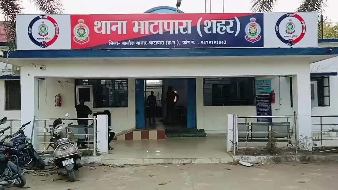 भाटापारा: भाटापारा में नाबालिग के हाथ में चाकू, दो बालिग युवकों पर हमला, कानून-व्यवस्था पर फिर उठे सवाल