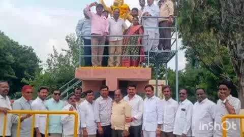 వికారాబాద్: పరిగి పట్టణంలో చాకలి ఐలమ్మ వర్ధంతి సందర్భంగా ఆమె విగ్రహానికి పూలమాలవేసి నివాళులు అర్పించిన కాంగ్రెస్ నాయకులు