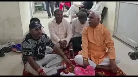 रोहतक: रोहतक नगर निगम कमिश्नर के कार्यलय के बाहर धरने पर बैठे पार्षद,अधिकारियों द्वारा काम न करने के आरोप।