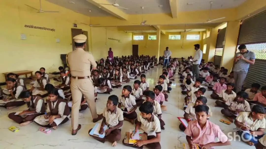 शिरुर अनंतपाळ: शिरूर अनंतपाळ पोलीस ठाण्याच्या वतीने आयोजित तालुकास्तरीय निबंध स्पर्धेला उस्फुर्त प्रतिसाद