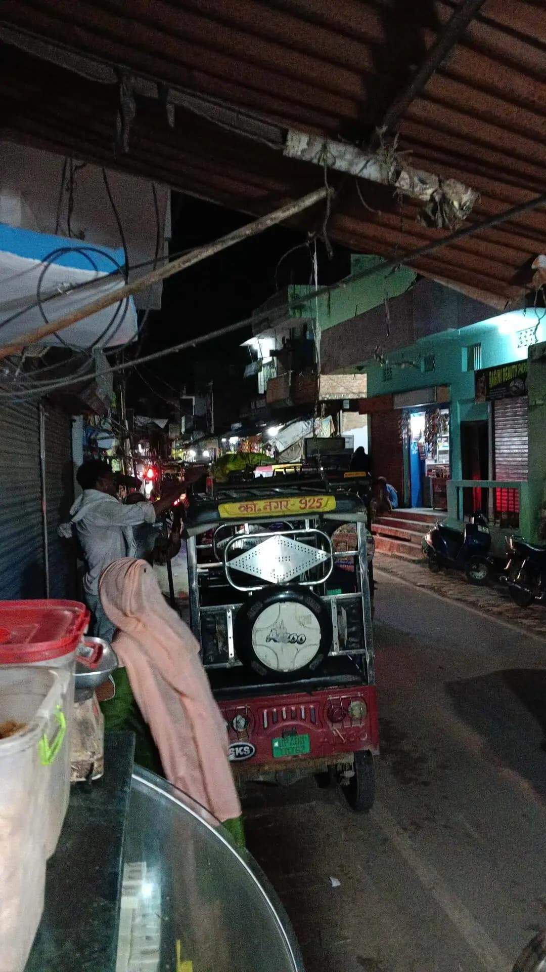 jila Bahraich mein auto ki sankhya adhik ho gai hai iske Karan road per kafi traffic lagta hua hai aur Janata pareshan h