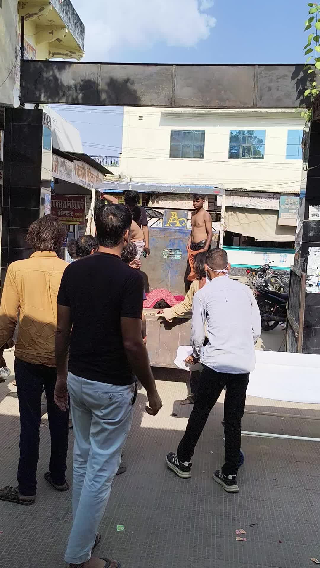 शिव डुगरी के निचे तलाब में मुरती विसर्जन करने के लिए आये थे चाकसू
नहाते समय हुआ हादसा
पानी में तलाशने पर मिला युवक