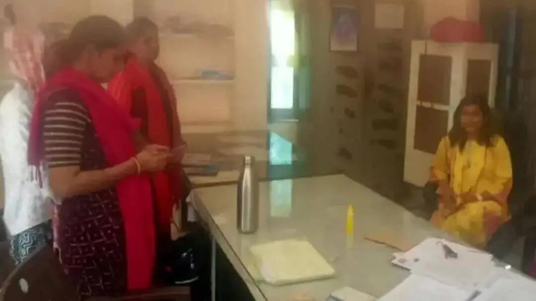 इंद्रगढ़: मुख्य कार्यकारी अधिकारी ने खटकड़ फोलाई ग्राम पंचायत का निरीक्षण किया, अव्यवस्थित रिकॉर्ड और गंदगी पर जताई नाराजगी