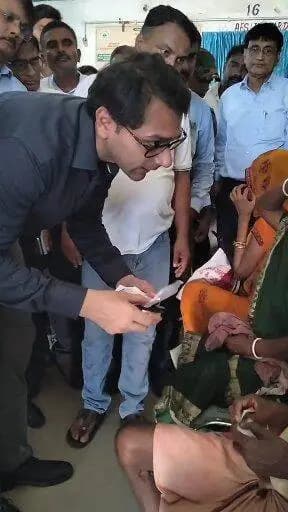 जनता से सीधा संवाद, स्वास्थ्य व्यवस्था का फीडबैक! 🏥
अस्पताल निरीक्षण के दौरान जिला पदाधिकारी श्री तनय सुल्तानिया ने उपस्थित बुजुर्गों से सीधे बातचीत कर अस्पताल में मिल रही स्वास्थ्य सुविधाओं का फीडबैक लिया।
डीएम ने सहजता से पूछा—“दवा मिल जाती है? जांच हो जाता है?”
बुजुर्गों ने संतोषपूर्वक कहा—“सभी दवा मिल जाती हैं और जांच भी हो जाता है।”
जनता से सीधा संवाद कर सुविधाओं की जमीनी हकीकत जानना और आवश्यक सुधार सुनिश्चित करना—जिला प्रशासन की प्राथमिकता।
Information & Public Relations Department, Government of Bihar Bihar Health Department CMO Bihar General Administration Department, Govt. of Bihar