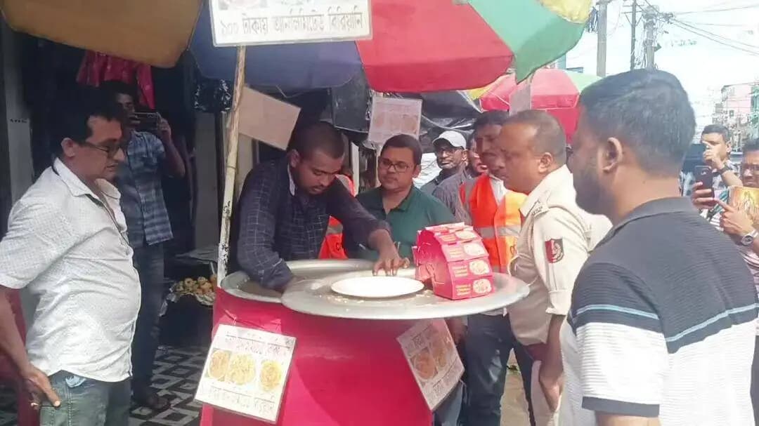 কুলতলি: কুলতলীর জামতলা বাজারে খাদ্য সুরক্ষা দপ্তরের অভিযান মেয়াদ উত্তীর্ণ খাবার অতিরিক্ত রং ও ওজনে কারচুপি রুখতে একাধিক দোকানে