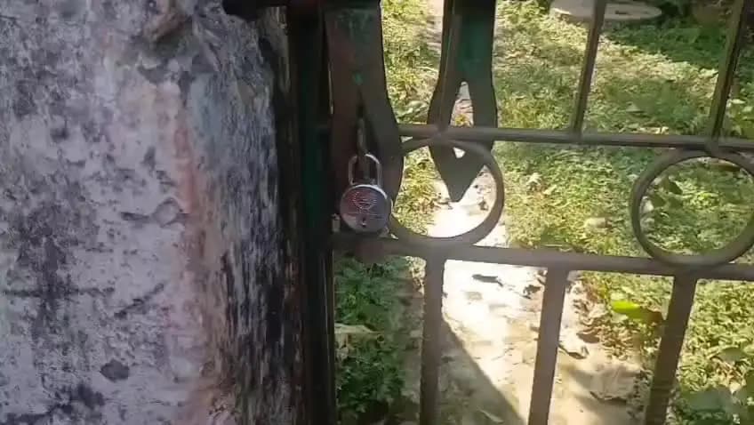 আলিপুরদুয়ার ২: বিবেকানন্দ দুই গ্রাম পঞ্চায়েতে সংঘের ঘরে তালা বিপাকে নেত্রীরা