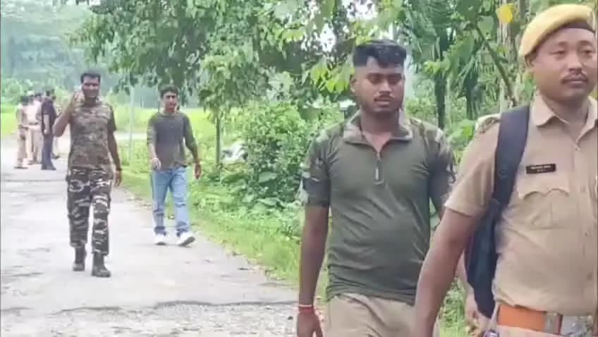 আলিপুরদুয়ার ২: মাদারিহাট জামতলা এলাকায় প্রশিক্ষণপ্রাপ্ত কুকুর নিয়ে টহলদারি বনকর্মীদের
