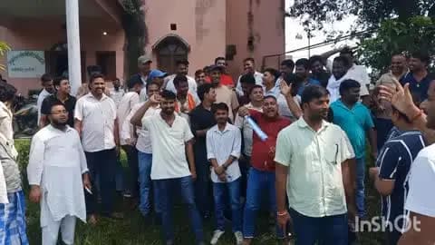 फारबिसगंज: खाद-बीज के खुदरा विक्रेताओं ने होलसेलर विक्रेताओं द्वारा अधिक मूल्य वसुलने के खिलाफ किया विरोध-प्रदर्शन