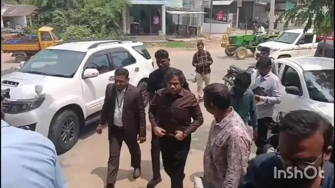 ఇల్లందు: కొత్తడం సింగరేణి ప్రధాన ఆసుపత్రి సమీపంలో నూతనంగా ఏర్పాటుచేసిన ఆధార్ సెంటర్ ను ప్రారంభించిన జిల్లా కలెక్టర్