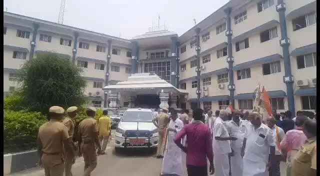 நாகப்பட்டினம்: மாவட்ட ஆட்சியர் அலுவலகத்தில் அமைச்சர் செங்கோட்டையனை சந்தித்து மனு அளிக்க வந்த காங்கிரஸ் கட்சியினரை போலீசார் அனுமதி மறுத்ததால் போராட்டம்