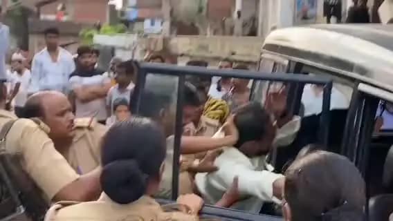 सीतापुर: नगर में अवैध अतिक्रमण पर प्रशासन की बुलडोजर कार्रवाई का स्थानीय लोगों ने किया विरोध, पुलिस से हाथापाई का वीडियो वायरल