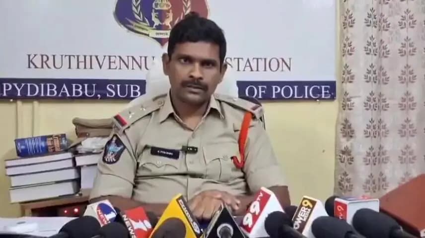 పామర్రు: కృత్తివెన్నులో అక్రమంగా తరలిస్తున్న 19 గోవుల స్వాధీనం, వాహనం సీజ్