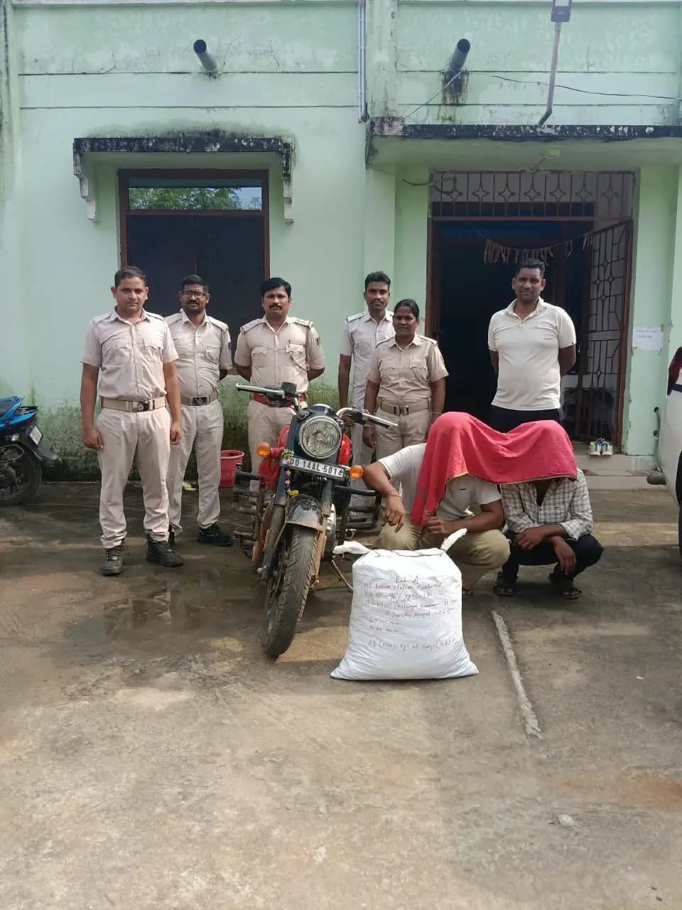 କଣ୍ଟାମାଳ: କଣ୍ଟାମାଳରେ ୯ କେଜି ଗଞ୍ଜେଇ ସହ ୨ ଅଭିଯୁକ୍ତ ଗିରଫ, ମୋଟରସାଇକେଲ ଜବତ