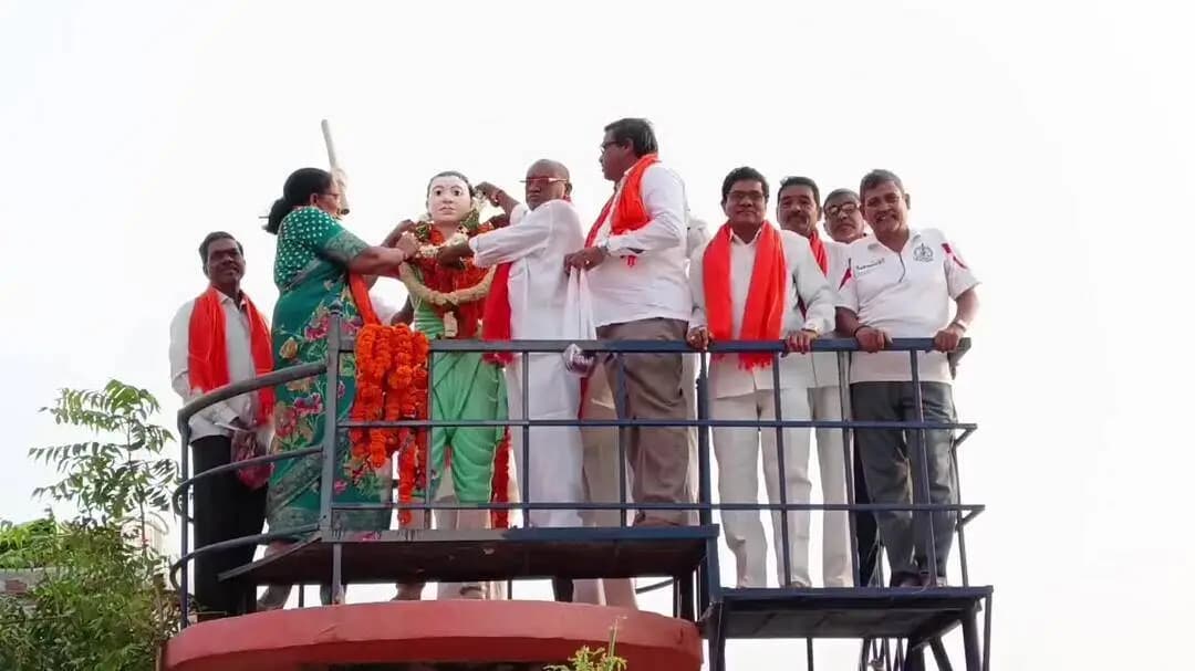జగిత్యాల: చాకలి ఐలమ్మ విగ్రహానికి పూలమాలవేసి నివాళులర్పించిన
భారత్ సురక్ష సమితి భారత్ సురక్ష సమితి రాష్ట్ర ఉపాధ్యక్షులు ACS రాజు