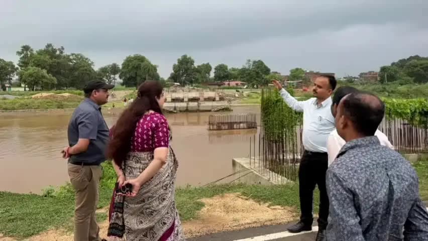 औरंगाबाद: डीएम ने बारुण बाईपास में निर्माणाधीन पुल का निरीक्षण किया, गुणवत्ता और समय पर काम पूरा करने का दिया निर्देश