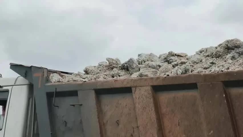 बदनोर: सड़क पर गिरता मलबा हादसों को दे रहा न्योता, डम्पर का डाला खुलने से बिखरी गिट्टी-पत्थर