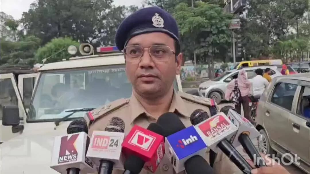 अंबिकापुर: अंबिकापुर शहर में बसों के किराए की बढ़ोतरी की मांग को लेकर आरटीओ अधिकारी से प्रतिक्रिया ली गई