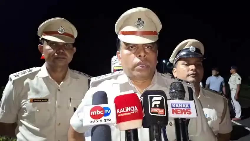 ସୋରଡା: ବୁଢାମ୍ବ ରାସ୍ତାରୁ ଗଞ୍ଜେଇ ଭର୍ତ୍ତି ପିକ୍ ଅପ୍ ଭ୍ଯାନ ଜବତ, ପ୍ରତିକ୍ରିୟା ରଖିଲେ ଏସଡିପିଓ