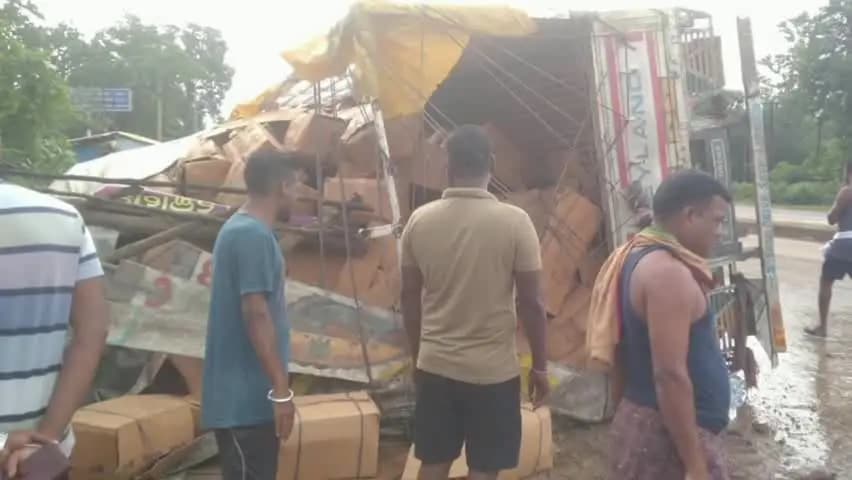 ଦେବଗଡ: ବାରକୋଟ ଠାରେ ଭାରସାମ୍ୟ ହରାଇ ଓଲଟି ପଡିଲା ବାଇଗଣ ବୋଝେଇ ପିକଅପ ଭ୍ୟାନ