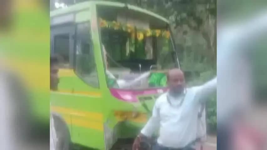 பந்தலூர்: கோட்டபாடியில் மினி பேருந்தும் இரு சக்கர வாகனமும் மோதல்