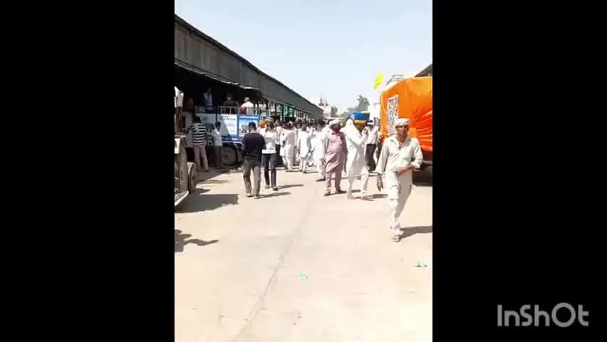घड़साना: पतरोड़ा के किसान ट्रैक्टरों से घड़साना पहुंचे, रबी फसल के लिए पानी की मांग