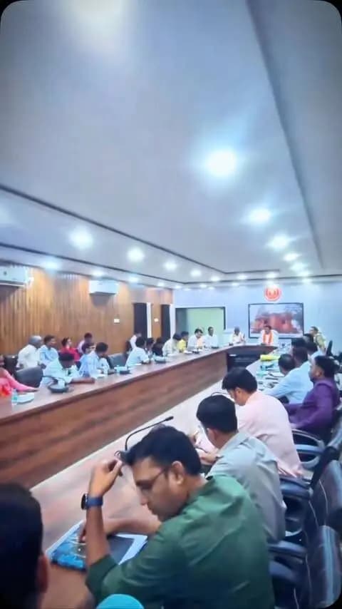 उप मुख्यमंत्री एवं कवर्धा विधायक श्री विजय शर्मा ने गौ सेवकों एवं अधिकारियों की बैठक लेकर पशु संरक्षण, उपचार एवं रेस्क्यू व्यवस्था को बेहतर बनाने के सुझाव लिए।
पशु रेस्क्यू वाहन 24 घंटे संचालित करने, पर्याप्त चिकित्सकीय व्यवस्था एवं पशुओं के लिए सुरक्षित स्थान सुनिश्चित करने के निर्देश दिए।