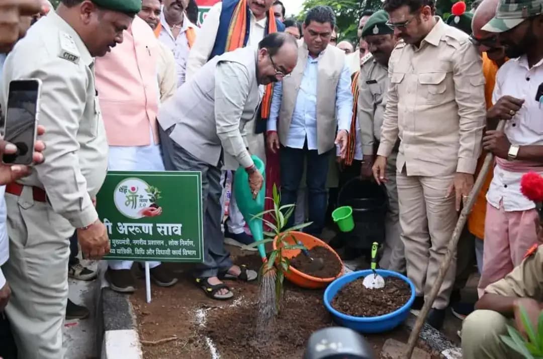 मां के सम्मान में पौधा, प्रकृति संरक्षण का संकल्प
उप मुख्यमंत्री श्री अरुण साव ने जगदलपुर की जनजातीय गौरव वाटिका कुम्हड़ाकोट में ‘एक पेड़ मां के नाम 3.0’ हरित राष्ट्रीय राजमार्ग पौधारोपण अभियान के तहत पौधा लगाया। वन एवं जलवायु परिवर्तन मंत्री श्री केदार कश्यप और स्वास्थ्य मंत्री श्री श्याम बिहारी जायसवाल ने भी पौधारोपण किया।
जगदलपुर राष्ट्रीय राजमार्ग पर 2,500 से अधिक पौधे लगाए जाएंगे। डिवाइडर और सड़क किनारे बढ़ती हरियाली से पर्यावरण संरक्षण के साथ जगदलपुर की सुंदरता भी निखरेगी।
मुख्यमंत्री श्री विष्णु देव साय के नेतृत्व में सुशासन सरकार हरित, स्वच्छ और सुंदर छत्तीसगढ़ के निर्माण के लिए प्रकृति संरक्षण को जनभागीदारी से नई गति दे रही है।
#SushasanSarkar #सुशासन_सरकार
#EkPedMaaKeNaam #Environment #bastar