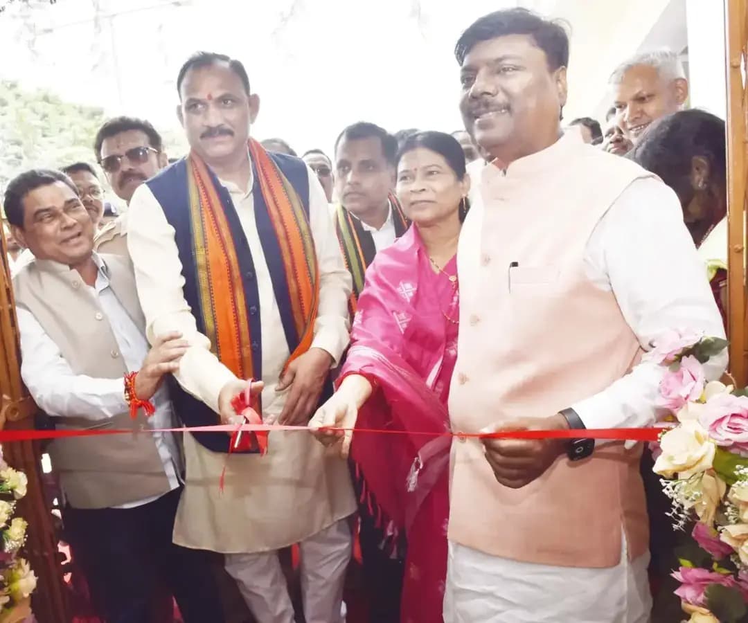 बस्तर में स्वास्थ्य सेवाओं का नया अध्याय, जगदलपुर में अत्याधुनिक ट्रॉमा सेंटर का लोकार्पण
जगदलपुर मेडिकल कॉलेज से संबद्ध शहीद महेन्द्र कर्मा स्मृति चिकित्सालय में नवनिर्मित आधुनिक ट्रॉमा सेंटर का लोकार्पण स्वास्थ्य मंत्री श्री श्याम बिहारी जायसवाल के मुख्य आतिथ्य और वन मंत्री श्री केदार कश्यप की अध्यक्षता में हुआ।
मुख्यमंत्री स्वस्थ बस्तर अभियान के तहत 35 लाख लोगों की जांच और 11 हजार गंभीर मरीजों को बेहतर उपचार के लिए रायपुर भेजकर समय पर चिकित्सा सुविधा उपलब्ध कराई गई। इसी सत्र से जगदलपुर मेडिकल कॉलेज में 90 सीटों वाले पैरामेडिकल पाठ्यक्रम शुरू होंगे। साथ ही जगदलपुर में 100 बिस्तरों का अत्याधुनिक मानसिक चिकित्सालय जल्द क्रियाशील होगा और महारानी अस्पताल व सुकमा की अटल आरोग्य लैब में 136 जटिल जांचें निःशुल्क उपलब्ध हैं।
मुख्यमंत्री श्री विष्णु देव साय के मार्गदर्शन में सुशासन सरकार बस्तर में आधुनिक स्वास्थ्य सुविधाओं, बेहतर चिकित्सा शिक्षा और स्थानीय युवाओं के रोजगार के नए अवसरों का विस्तार कर रही है।
#SushasanSarkar #सुशासन_सरकार
#Bastar #TraumaCenter #HealthForAll