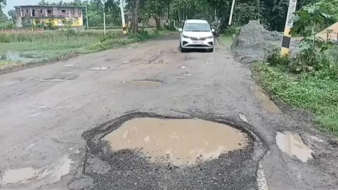 देव: जिला मुख्यालय और एनएच 2 को जोड़ने वाली देव की मुख्य सड़क पर बड़े-बड़े गड्ढे, सड़क की जांच कर तत्काल निर्माण की मांग