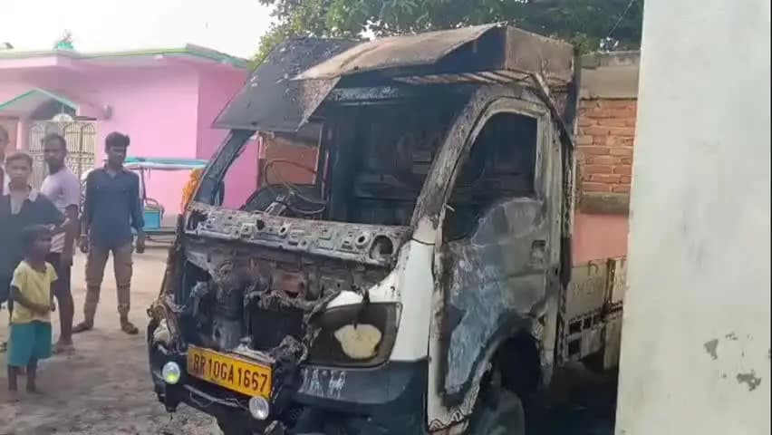 सुल्तानगंज: कुमारपुर में आधी रात मैजिक गाड़ी में लगी भीषण आग, अज्ञात व्यक्ति पर आग लगाने का आरोप