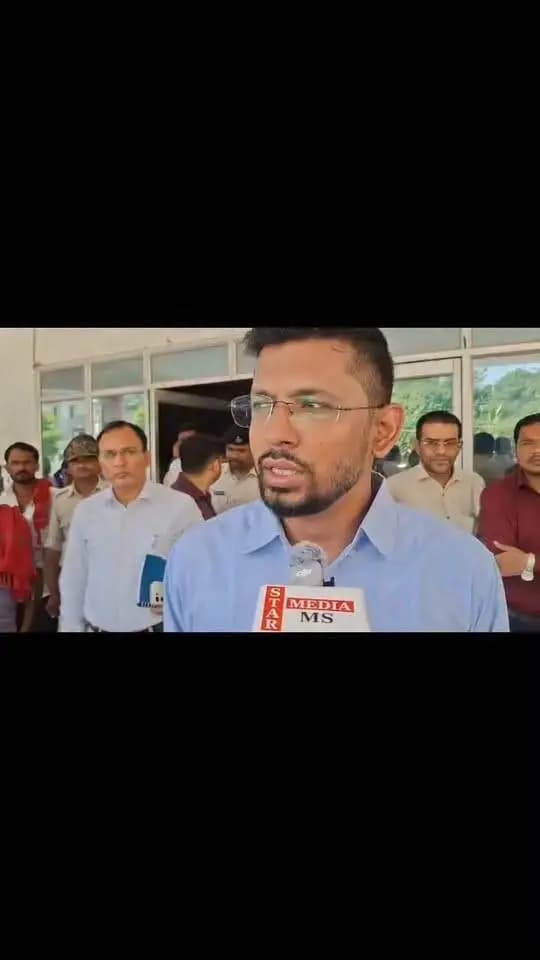मीनापुर सीएचसी एवं प्रखंड निरीक्षण के उपरांत मीडिया प्रतिनिधियों से बात करते जिलाधिकारी श्री कुमार गौरव