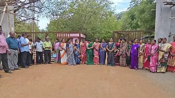 தென்காசி: 3 மாதங்களாக சம்பளம் இல்லை: ஆசிரியர்கள் திடீர் போராட்டம்!