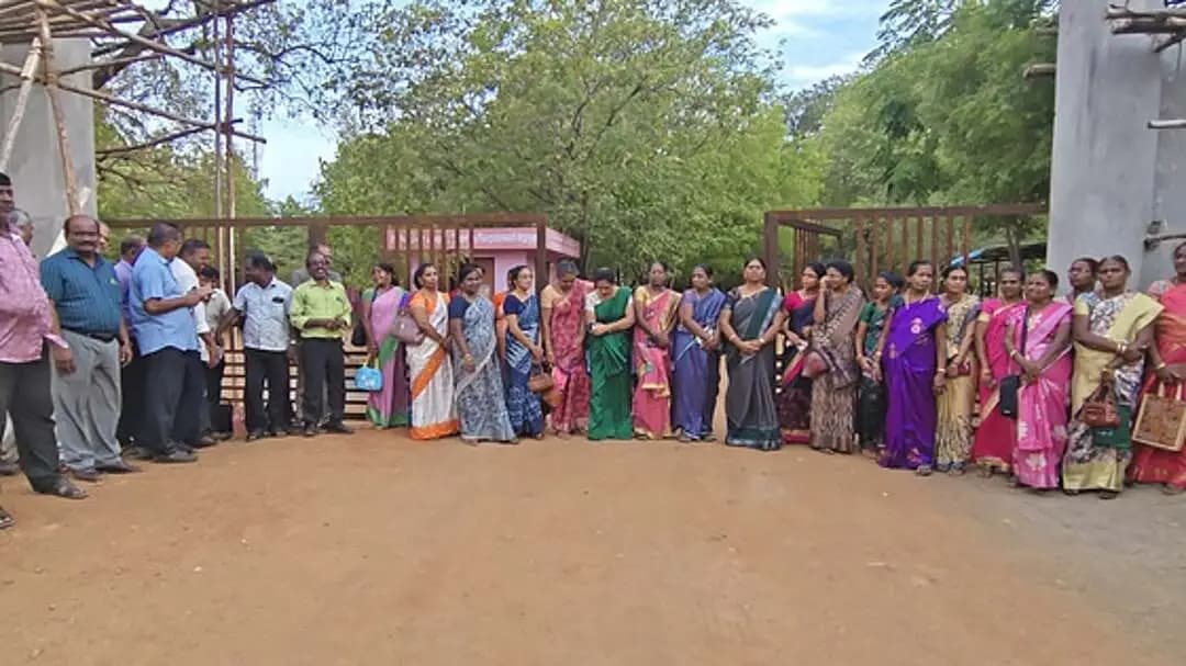 தென்காசி: மூன்று மாதங்களாக சம்பளம் இல்லை: ஆசிரியர்கள் திடீர் போராட்டம்