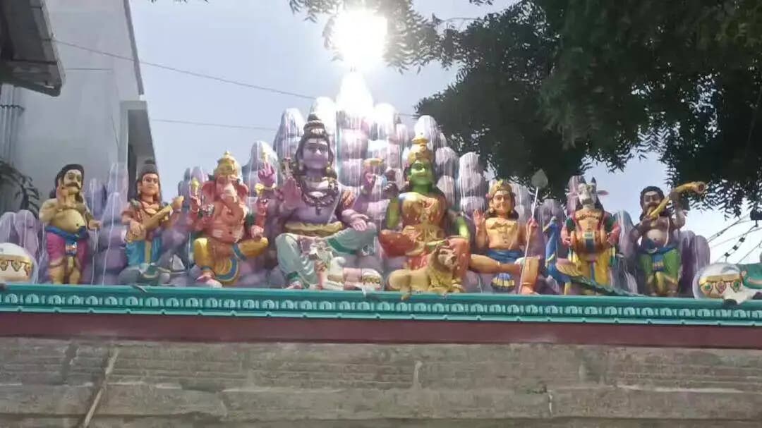 தருமபுரி: தர்மபுரி கோட்டை கோவிலில் 18 படிகளுக்கு சிறப்பு பூஜை
நூற்றுக்கணக்கான பக்தர்கள் பங்கேற்று அம்மனை வழிபட்டனர்