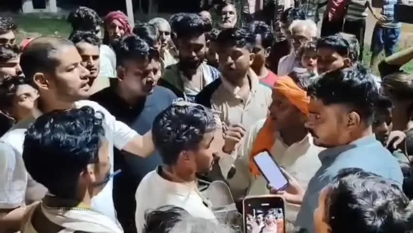 चरखारी: चरखारी में फसल सर्वे के नाम पर वसूली, महिला किसानों ने सर्वेयरों को पकड़कर पुलिस को सौंपा