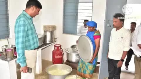 கரூர்: மணவாடி அரசு மேல்நிலைப் பள்ளியில் காலை உணவு மாணவர்களுக்கு வழங்கி நேரில் ஆய்வு