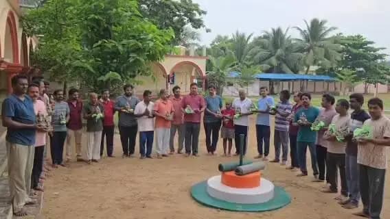 ముమ్మిడివరం: ముమ్మిడివరంలో ఆర్ఎస్ఎస్ సభ్యులకు ఉచితంగా మట్టి వినాయక విగ్రహాల పంపిణీ