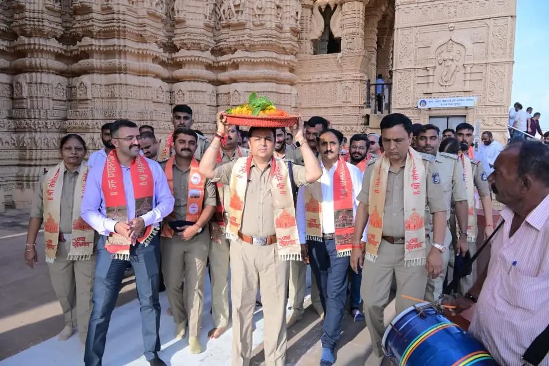 પાટણ વેરાવળ: સોમનાથ મંદિરે ગીર સોમનાથ પોલીસ પરિવારે કર્યું પ્રથમ ધ્વજારોહણ