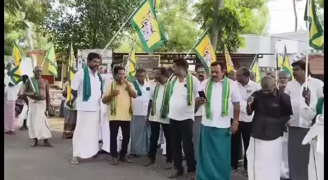 நாகப்பட்டினம்: புத்தகரம் தொடக்க வேளாண்மை கூட்டுறவு கடன் சங்கதிகள் தமிழக விவசாயிகள் பாதுகாப்பு சங்கத்தினர் நூதன முறையில் போராட்டம்