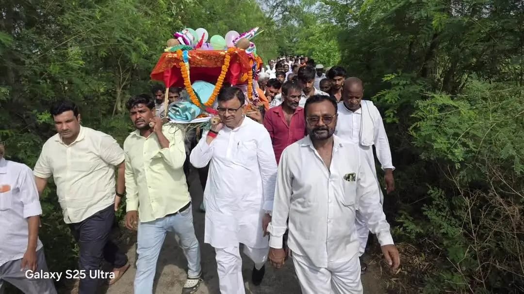 हसनपुर: भाजपा जिलाध्यक्ष उदयगिरी जी की माताजी के निधन की दुखद सूचना मिलने पर परिजनों को सांत्वना देते हुए चन्द्रपाल खड़गवंशी