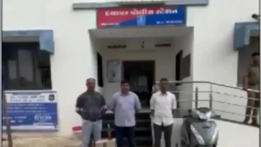 લખપત: દયાપરમાં ઘરના આંગણામાંથી ૫૦ હજારથી વધુનો વિદેશી શરાબ ઝડપાયો, આરોપી ફરાર