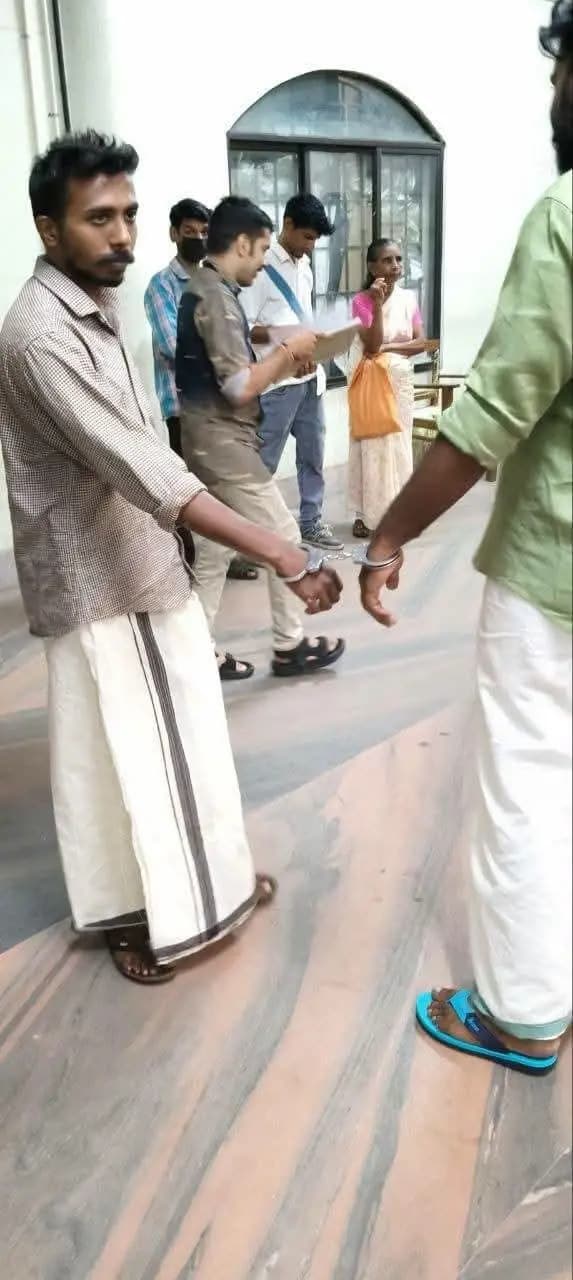 തിരുവനന്തപുരം: എസ്എഫ്ഐ പ്രവര്ത്തകരെ പൊലീസ് വിലങ്ങുവച്ച് കോടതിയില് ഹാജരാക്കല് വിവാദത്തില്