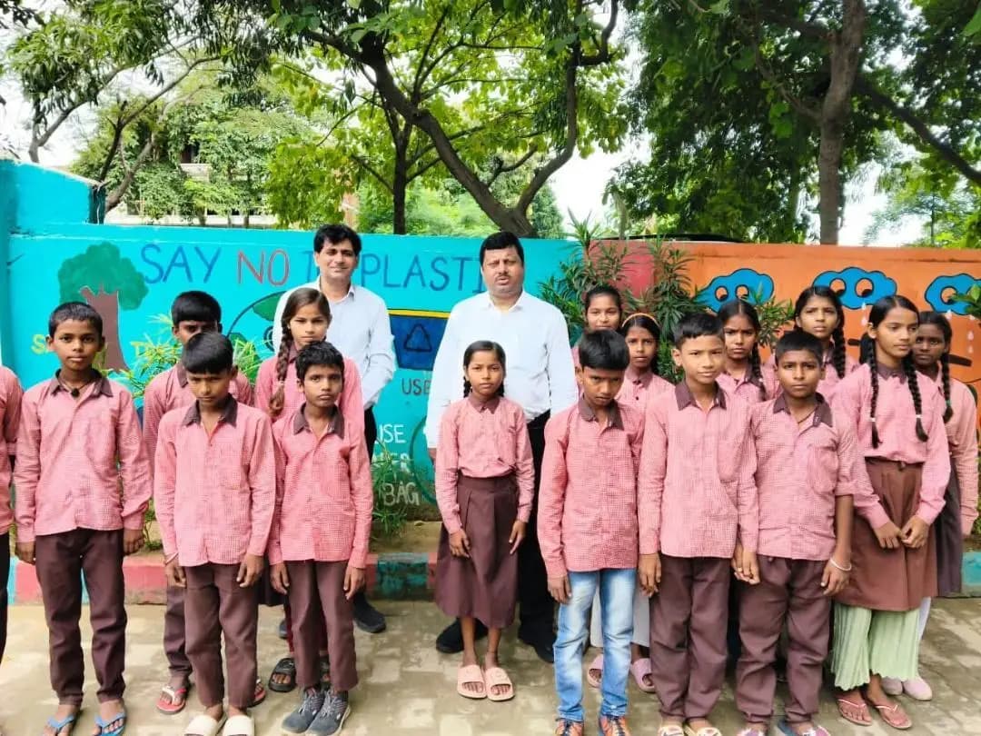 रुद्रपुर: देवरिया के गौरी बाजार क्षेत्र के प्राथमिक विद्यालयों का औचक निरीक्षण