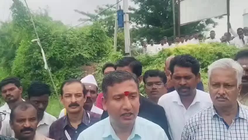 అదిలాబాద్ అర్బన్: ఆధునిక సాంకేతికతతో వ్యవసాయంలో అధిక లాభాలు,,ఫల్సి (కె)లో డ్రోన్ స్ప్రేయింగ్ పరిశీలించిన జిల్లా కలెక్టర్ రాజర్షి షా