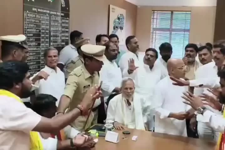 ಯಾದಗಿರಿ: ಕೆಡಿಪಿ ಸಭೆಗೂ ಮುನ್ನ ಸಚಿವರು–ಹೋರಾಟಗಾರರ ನಡುವೆ ಮಾತಿನ ಚಕಮಕಿ: ಜಿಪಂ ಸಭಾಂಗಣದಲ್ಲಿ ನಡೆದ ಘಟನೆ