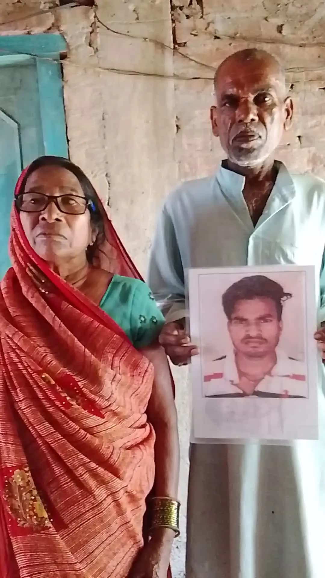 हमारा बेटा रोहित कुमार सरोज गायब हो गया है कृपया आप सब से विनम्र निवेदन है कि आप सभी हमारी मदद करें हम आपको 25000 रुपाए