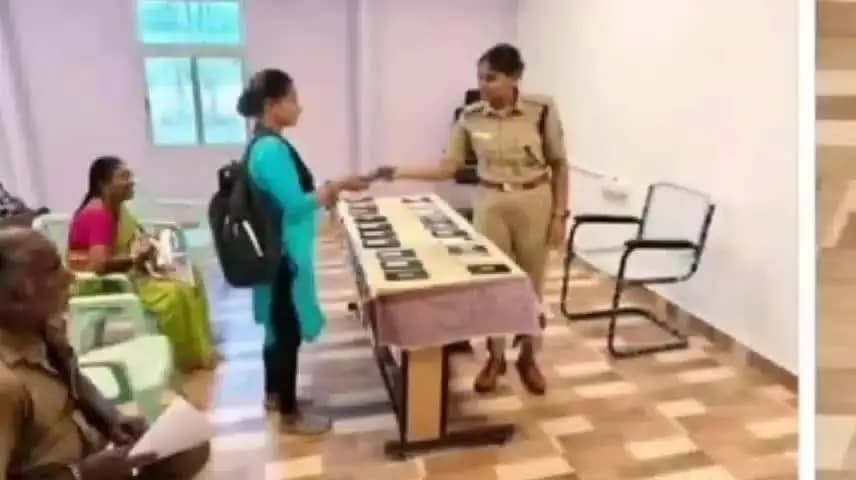 திருவெறும்பூர்: ASP இன்பா காணாமல் போன 30 செல்போன்களை உரிமையாளர்களிடம் ஒப்படைத்தார்