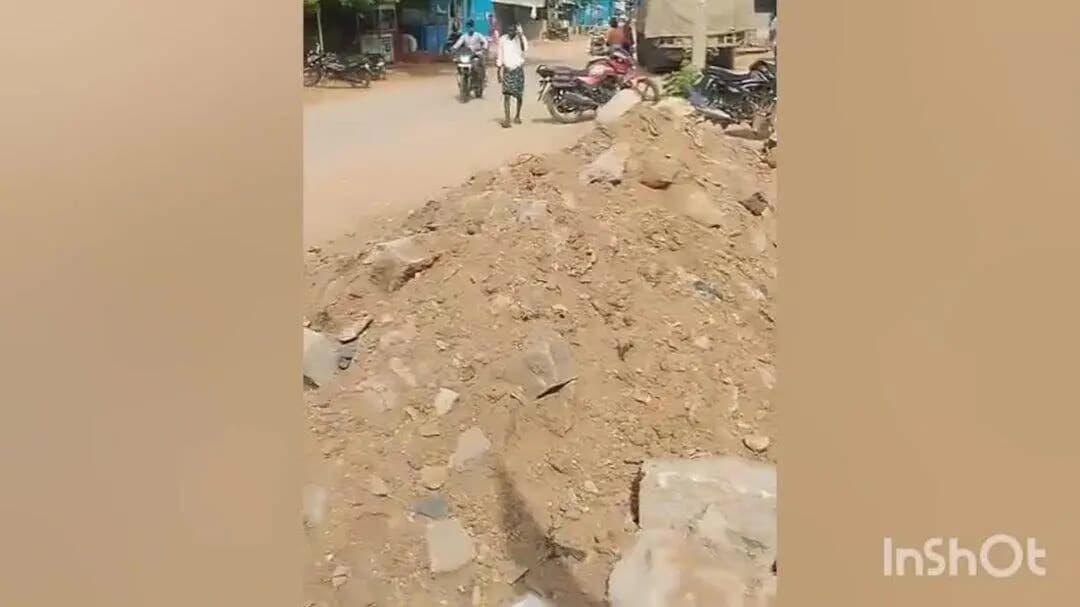 ఆలూరు: దేవనకొండ లో డ్రైనేజీ కోసం తవ్విన గుంతను పూడ్చడం మరిచిన అధికారులు