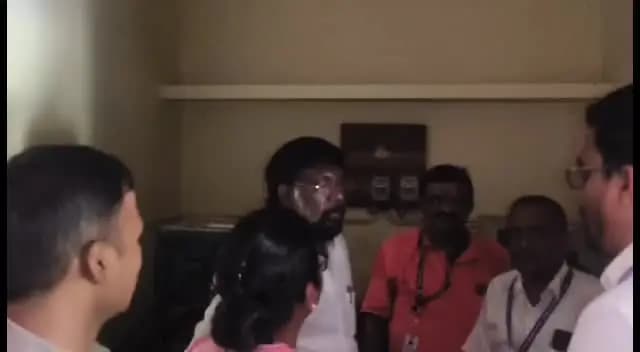 திருவள்ளூர்: கூட்டுறவுத்துறை அமைச்சர் ஆய்வின்போது திடீர் மின்தடை
செக்கு எண்ணெய் அரைப்பதை பார்வையிட்டபோது மின்சாரம் துண்டிப்பு – விளக்கு வெளிச்சத்தில் ஆய்வு